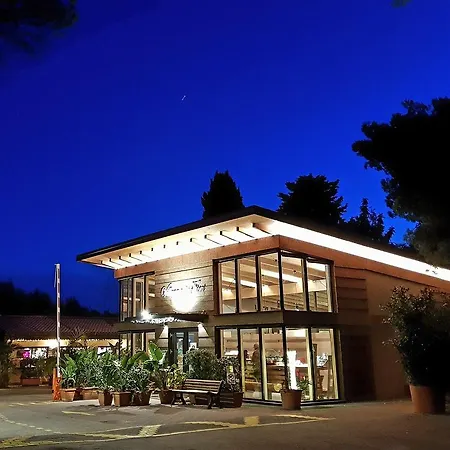 Villaggio Dei Fiori キャンプ場 4*